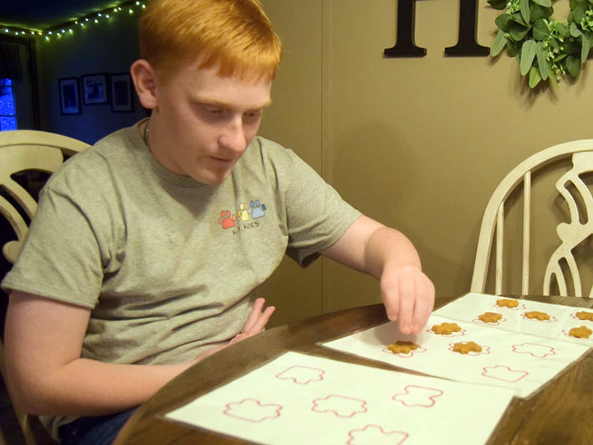 自閉症の青年が家族とともに始めた「犬用クッキー」ビジネス