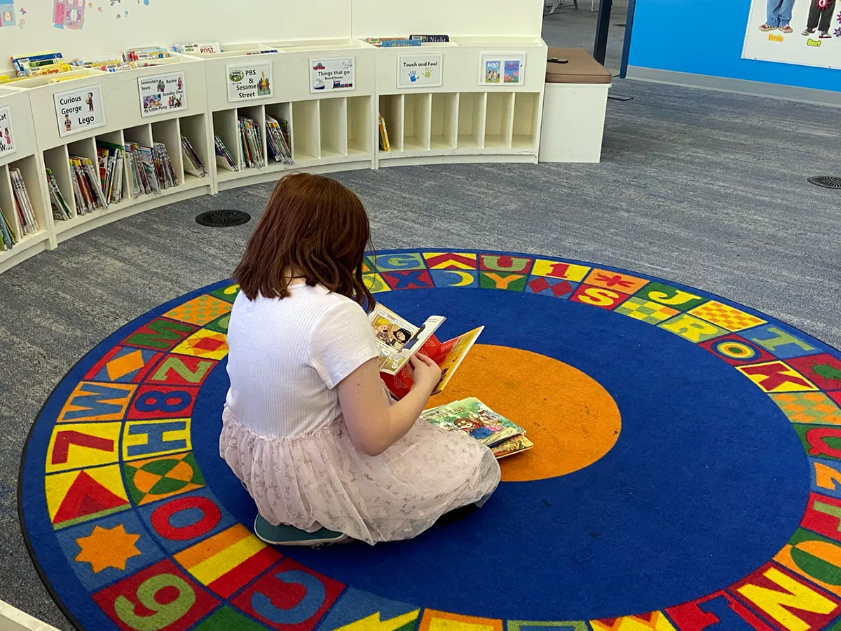 自閉症の女の子は本で話すことを学び、今は本で社会に参加する