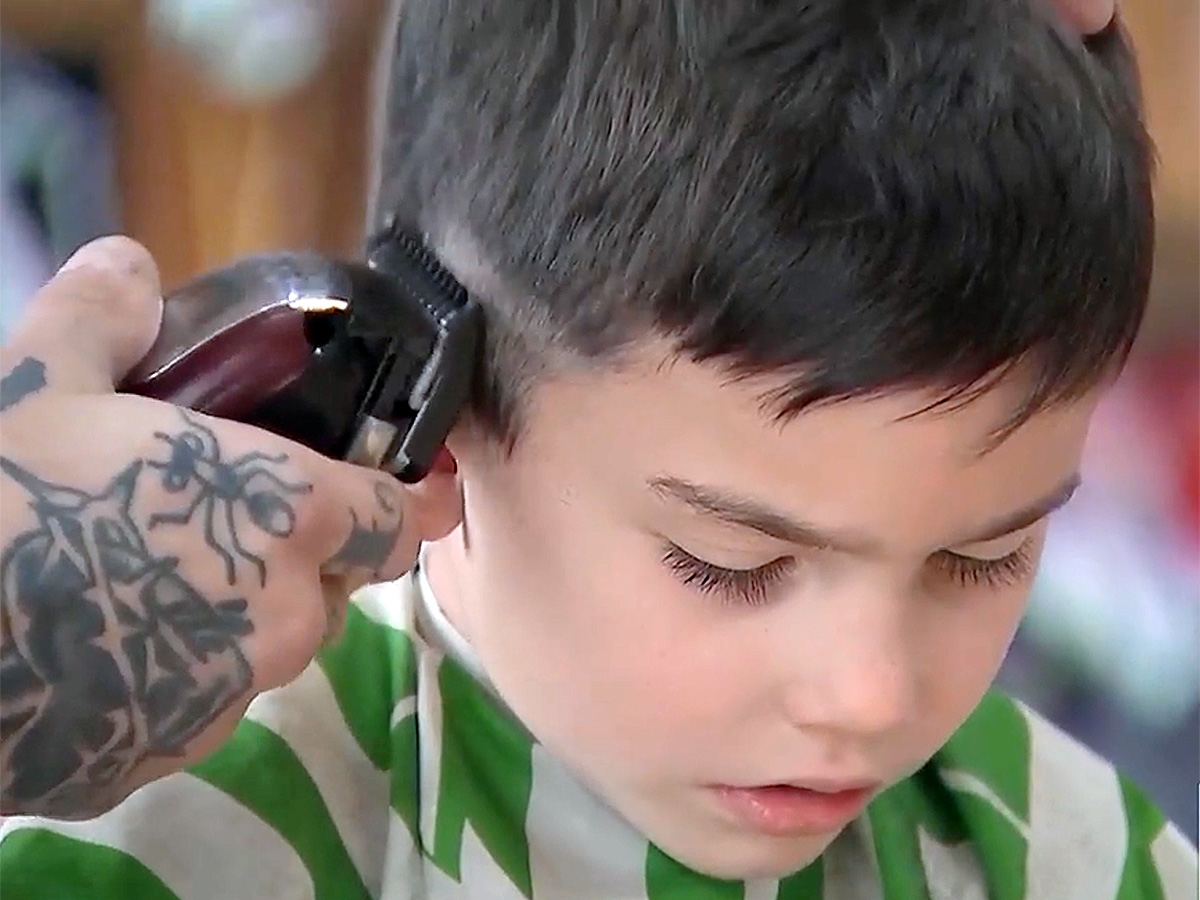 自閉症の人の散髪方法を理髪店に教える非営利団体の取り組み