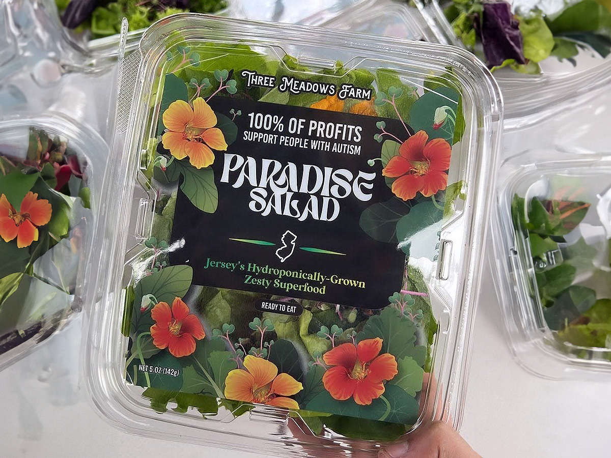 自閉症の人たちが作る野菜のサラダ。学校農園とスーパーが提携